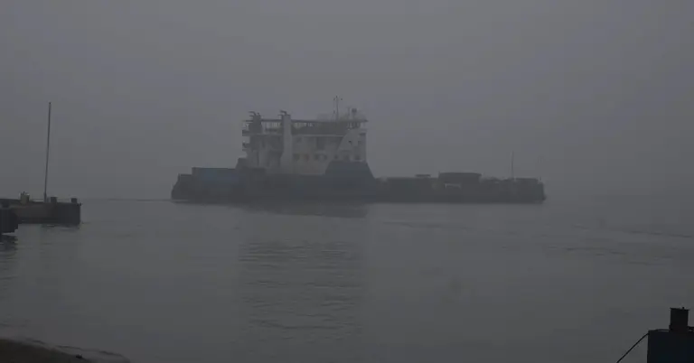 কুয়াশার কারণে ফেরি চলাচল বন্ধ